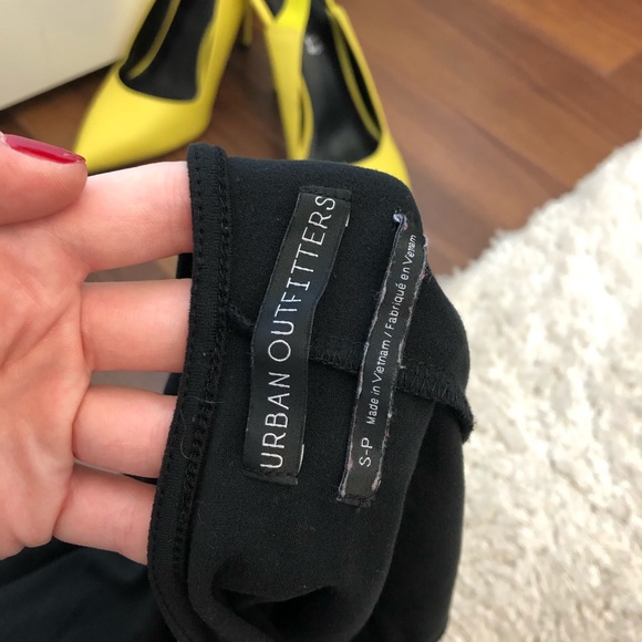 Black Urban Outfitters Mock Neck/Open Back ✨ - Picture 3 of 3